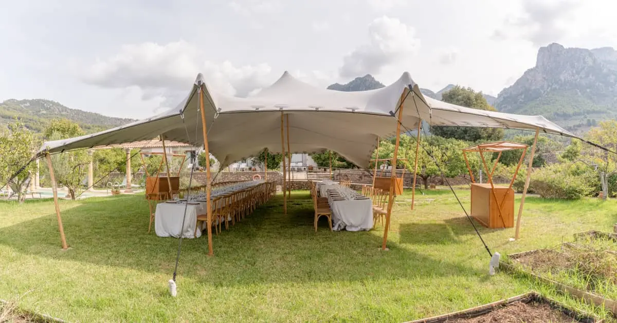 En este momento estás viendo Carpas beduinas en Baleares: cómo crear eventos al aire libre seguros, elegantes y sin imprevistos