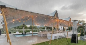 Lee más sobre el artículo ¿Qué pasa si llueve el día de tu boda? Soluciones reales